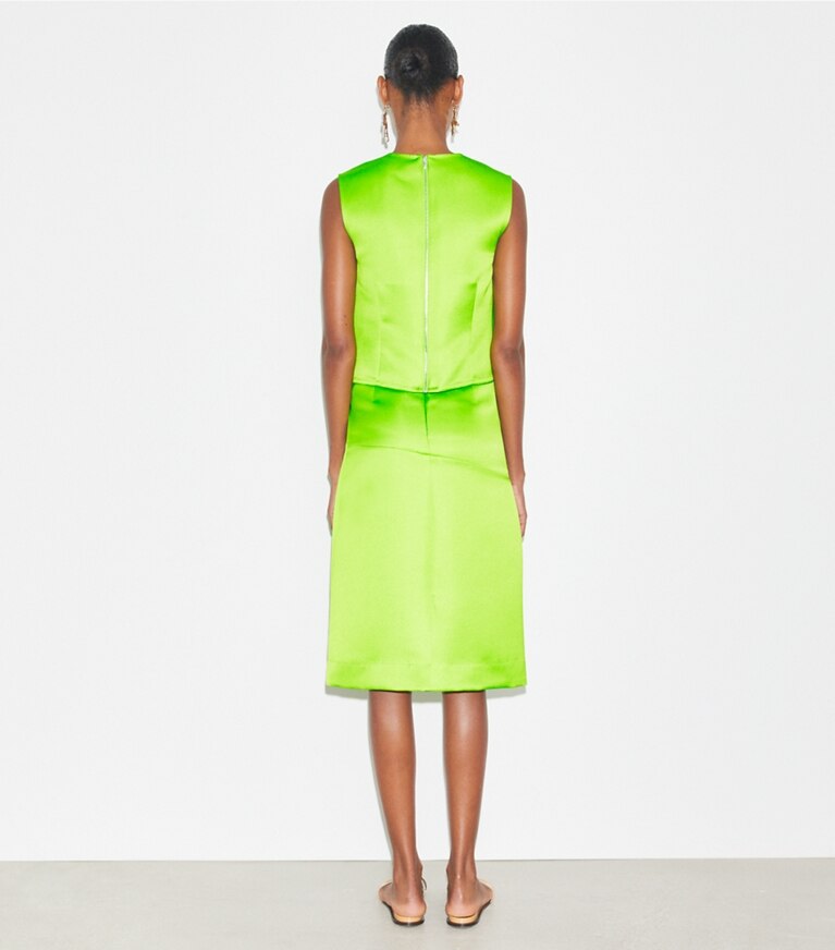 Tory Burch diseñador tops Top de satén en Vivid Lime parte posterior en modelo