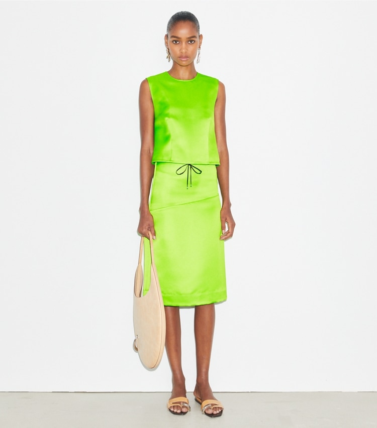 Tory Burch diseñador tops Top de satén en Vivid Lime frente en modelo
