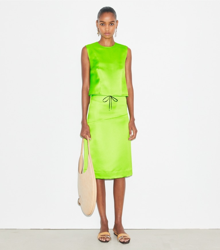 Tory Burch diseñador tops Top de satén en Vivid Lime frente en modelo