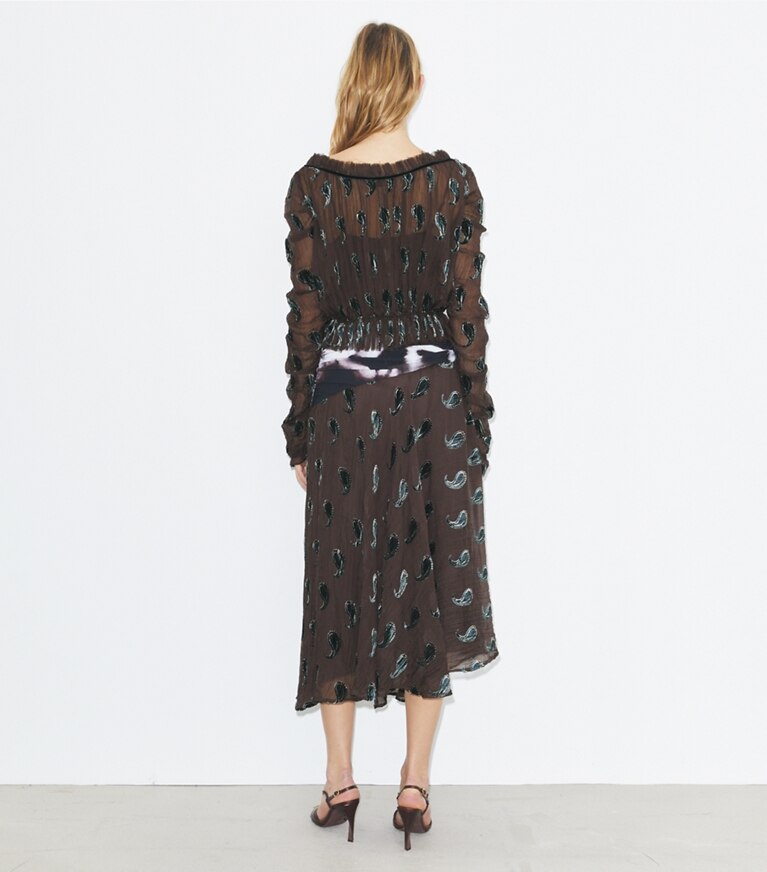 Tory Burch diseñador tops Top de terciopelo fruncido en Brown Paisley parte posterior en modelo