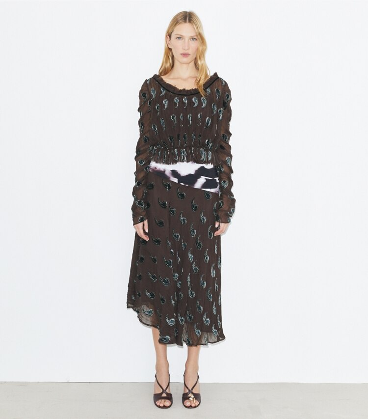 Tory Burch diseñador tops Top de terciopelo fruncido en Brown Paisley frente en modelo