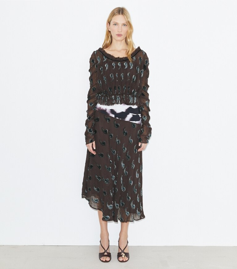 Tory Burch diseñador tops Top de terciopelo fruncido en Brown Paisley frente en modelo