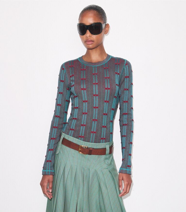 Tory Burch diseñador suéteres Top de viscosa acanalada en Mermaid / Bordeaux detalle en modelo
