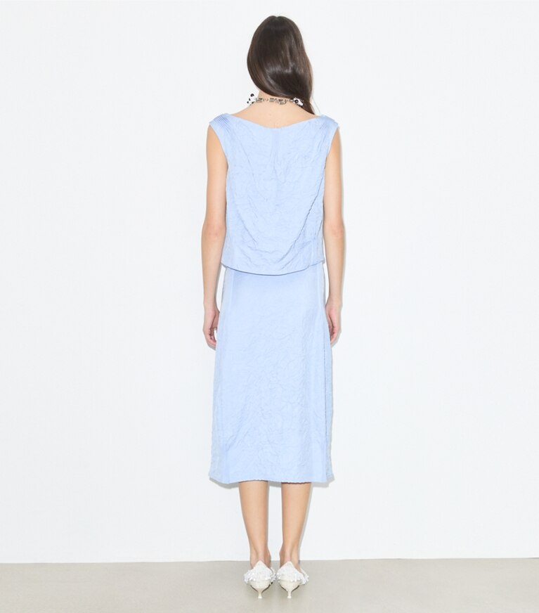 Tory Burch diseñador tops Top de viscosa arrugada en Cornflower parte posterior en modelo