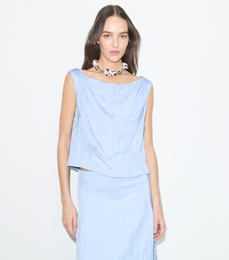Tory Burch diseñador tops Top de viscosa arrugada en Cornflower detalle en modelo
