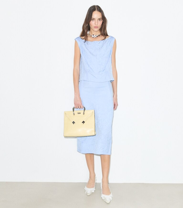 Tory Burch diseñador tops Top de viscosa arrugada en Cornflower frente en modelo
