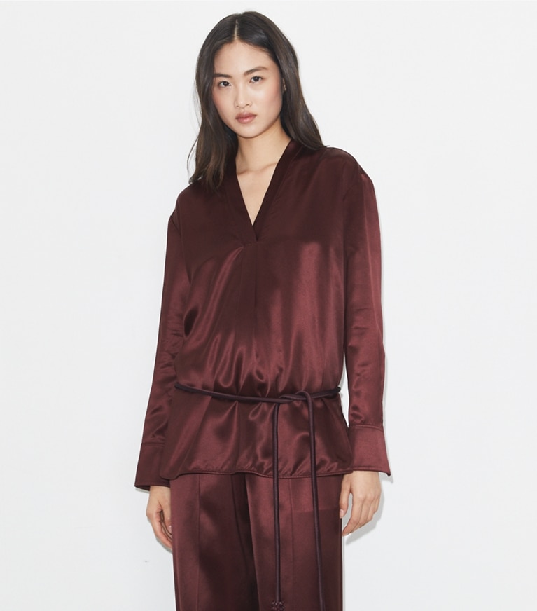 Tory Burch diseñador tops Top de viscosa en Merlot detalle en modelo