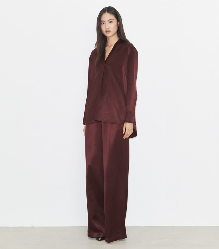 Tory Burch diseñador tops Top de viscosa en Merlot frente en modelo