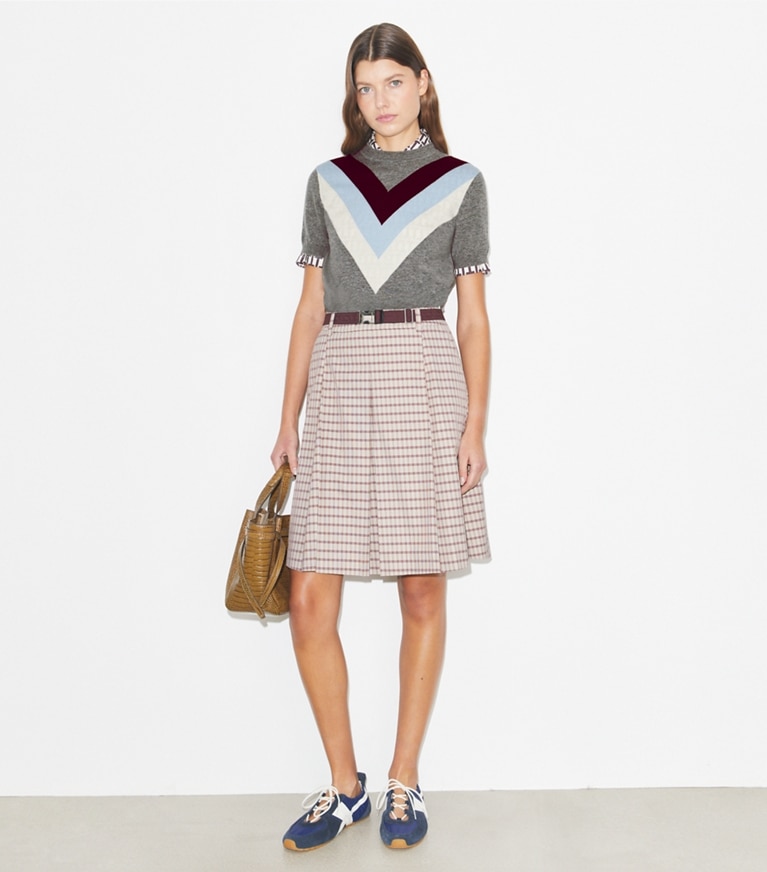 Tory Burch designer maglioni Top in lana Chevron in Light Gray parte anteriore su modella