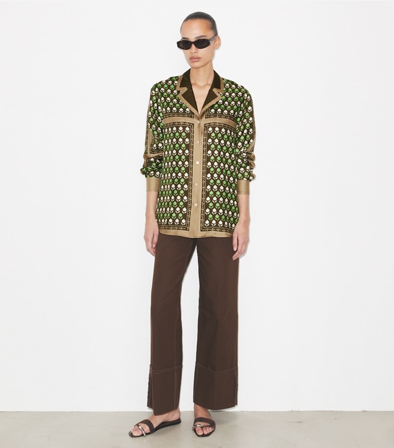 Tory Burch designer tops Top in seta in Chocolate Pomegranate parte anteriore su modella