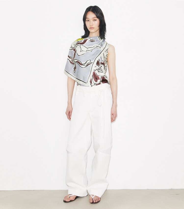 Tory Burch designer tops Top in seta stampata con effetto mantella in Lilac Cherubs parte anteriore su modella