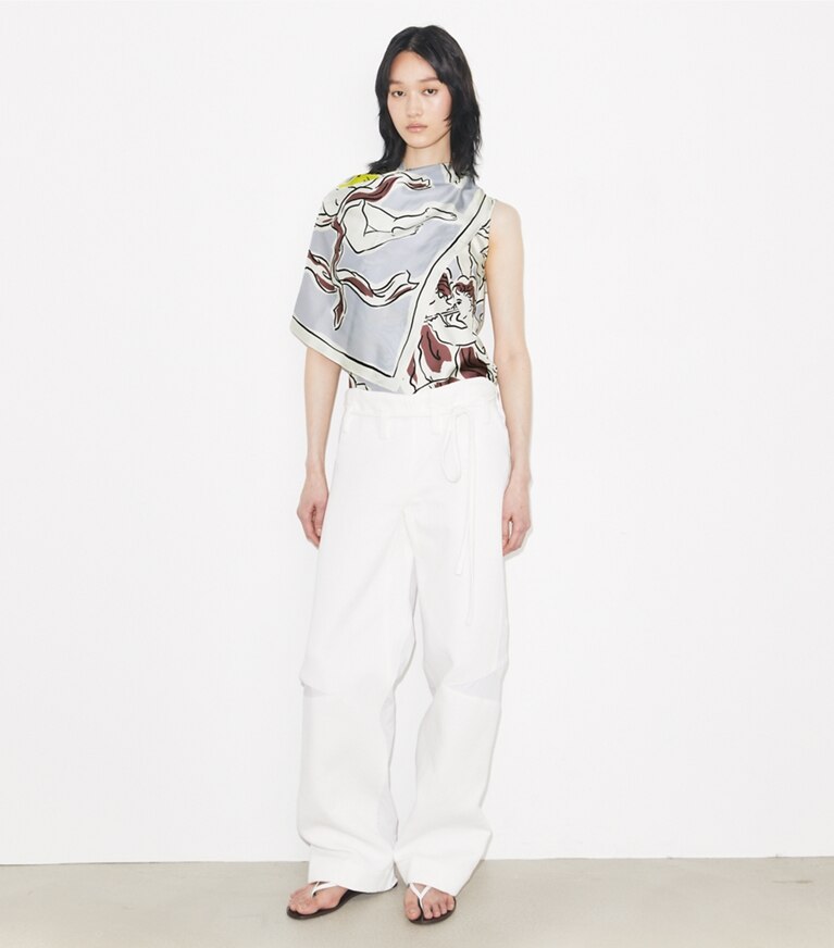 Tory Burch designer tops Top in seta stampata con effetto mantella in Lilac Cherubs parte anteriore su modella