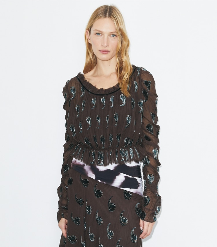 Tory Burch designer tops Top in velluto con ruche in Brown Paisley on model detail