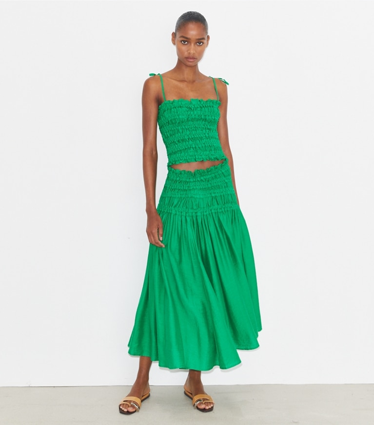 Tory Burch designer copricostume Top in viscosa con lavorazione a punto smock in Spring Jade parte anteriore su modella