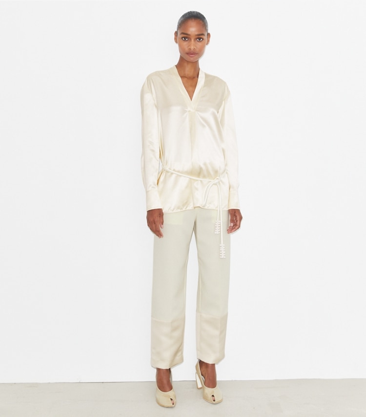 Tory Burch designer tops Top in viscosa in French Cream parte anteriore su modella