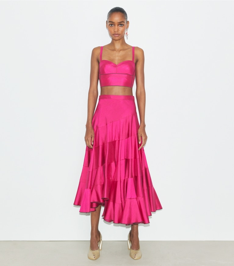 Tory Burch diseñador tops Top sujetador de seda en Bold Pink frente en modelo