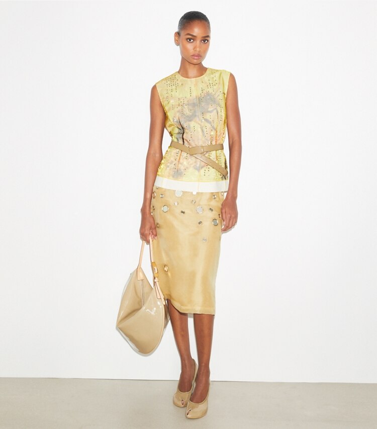 Tory Burch diseñador tops Top tipo shell de organza estampada en Yellow Bee frente en modelo