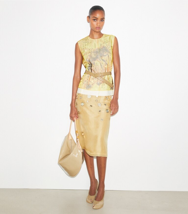Tory Burch diseñador tops Top tipo shell de organza estampada en Yellow Bee frente en modelo