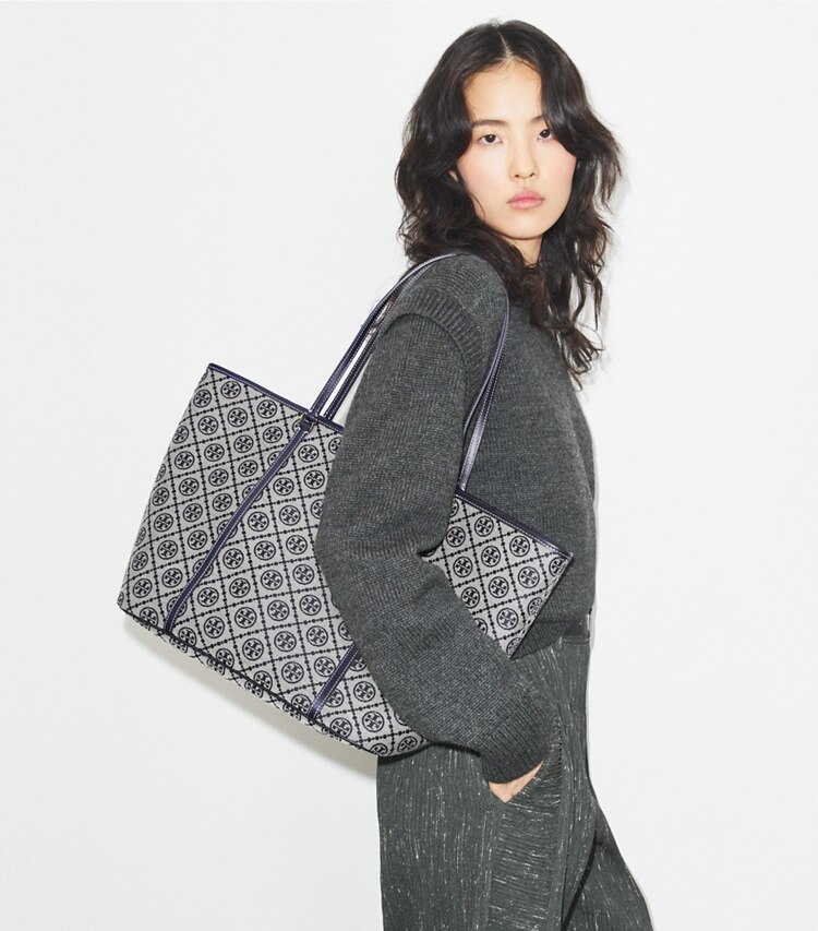 Tory Burch designer tote bags Tote Bag mit T-Monogramm und Reißverschluss in Tory Navy accessory on model