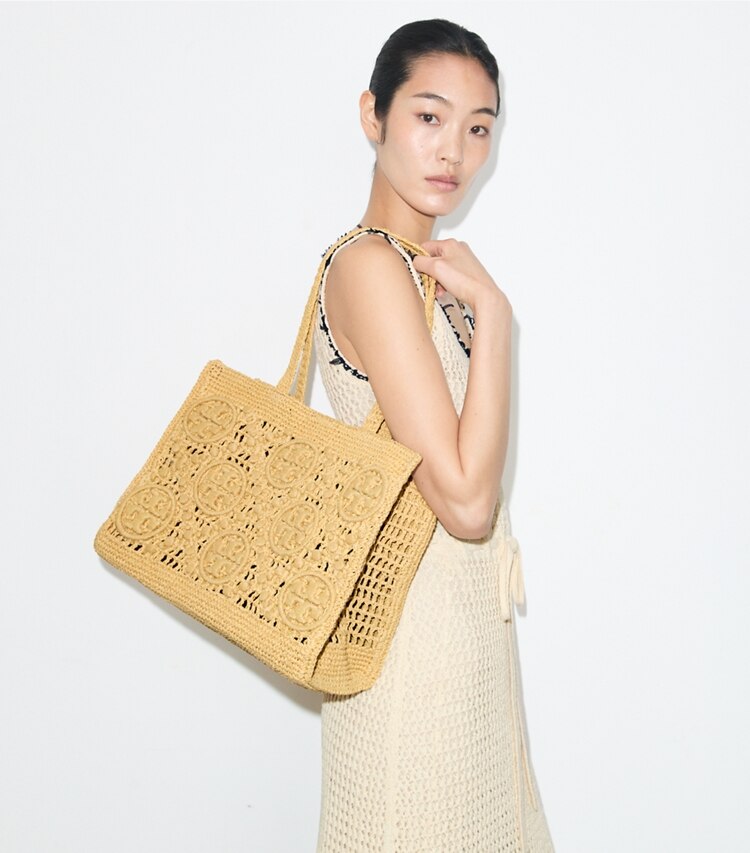 Tory Burch diseñador bolsos tote Tote de croché con monograma T en Natural accesorio en modelo