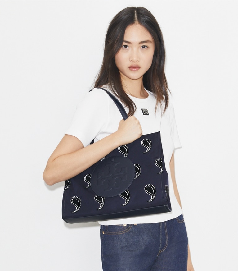 Tory Burch diseñador bolsos tote Tote estampado pequeño Ella en Medium Navy Pajama Print accesorio en modelo
