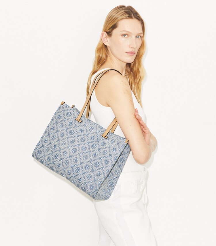 Tory Burch diseñador bolsos tote Tote vaquero con monograma de T en Powder Blue accesorio en el modelo
