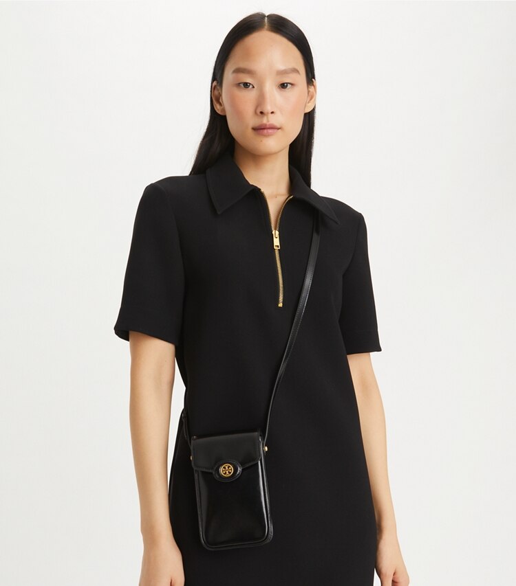 Tory Burch designer mini bags Tracolla portatelefono Robinson in pelle spazzolata in Black accessory on model