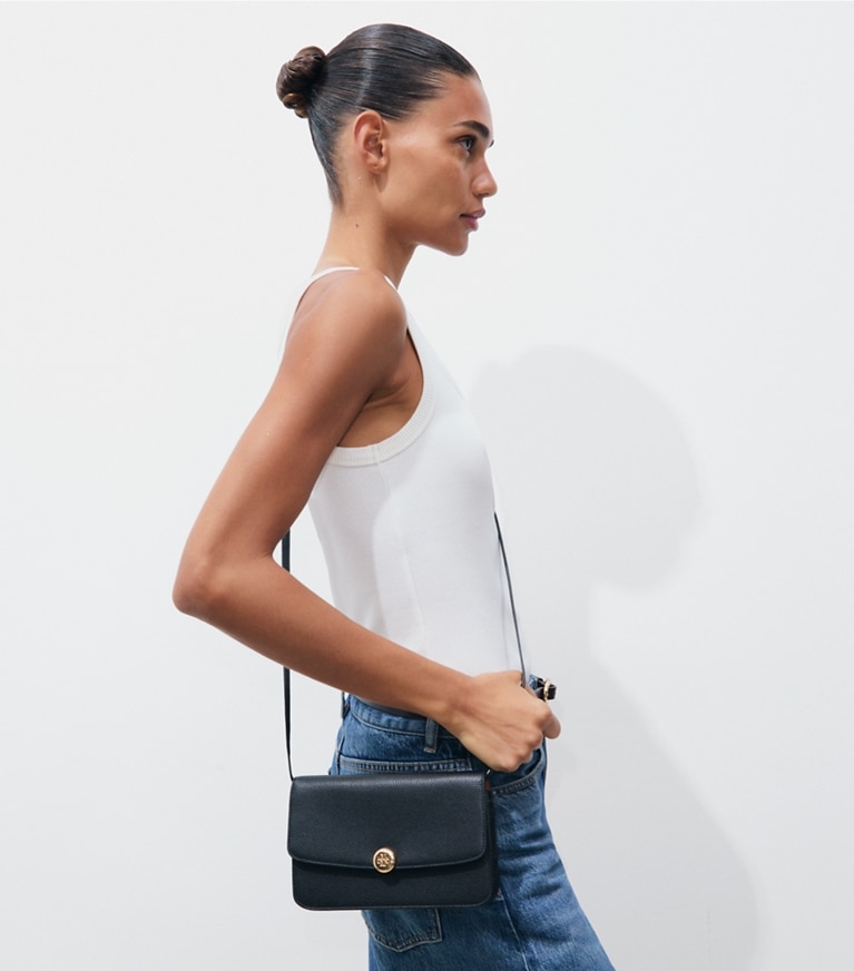 Tory Burch designer borse a spalla Tracolla Romy con pattina in BLACK accessory on model