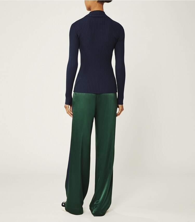 Tory Sport designer unterteile Trainingshose aus Satin in Conifer/Tory Navy on model back