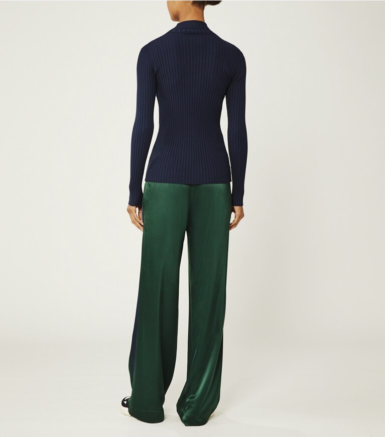 Tory Sport designer unterteile Trainingshose aus Satin in Conifer/Tory Navy on model back