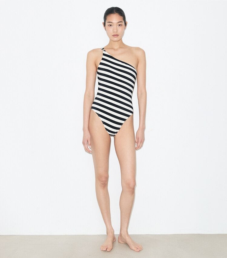 Tory Burch diseñador enterizos Traje de baño a rayas con un solo hombro en Black / Ivory frente en modelo