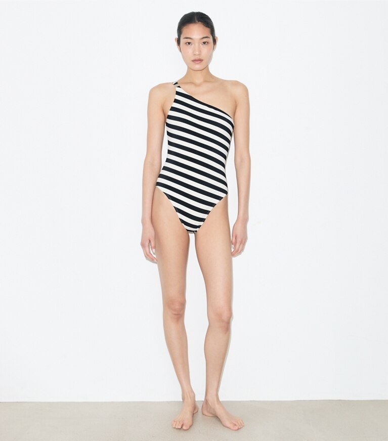 Tory Burch diseñador enterizos Traje de baño a rayas con un solo hombro en Black / Ivory frente en modelo
