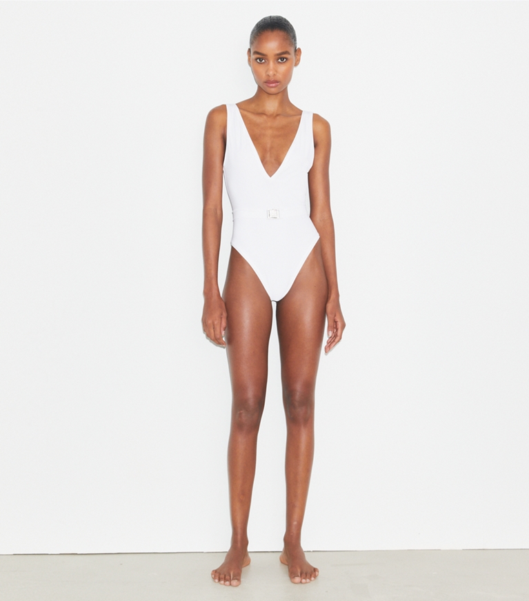 Tory Burch diseñador enterizos Traje de baño con logo y cinturón en White frente en modelo