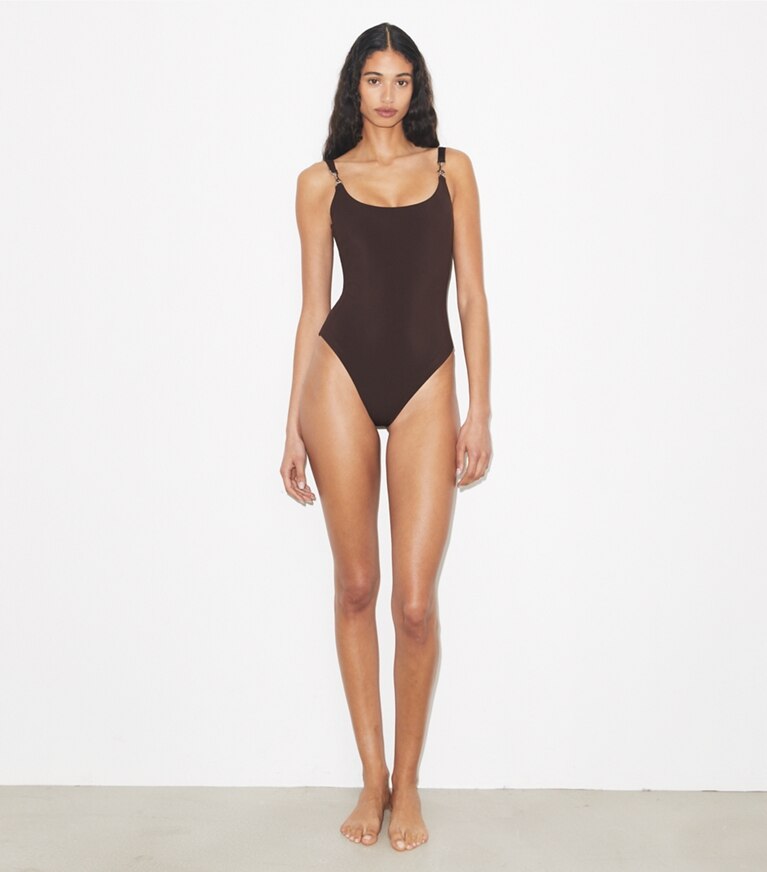 Tory Burch diseñador enterizos Traje de baño sin mangas con broche en Dark Brown frente en modelo
