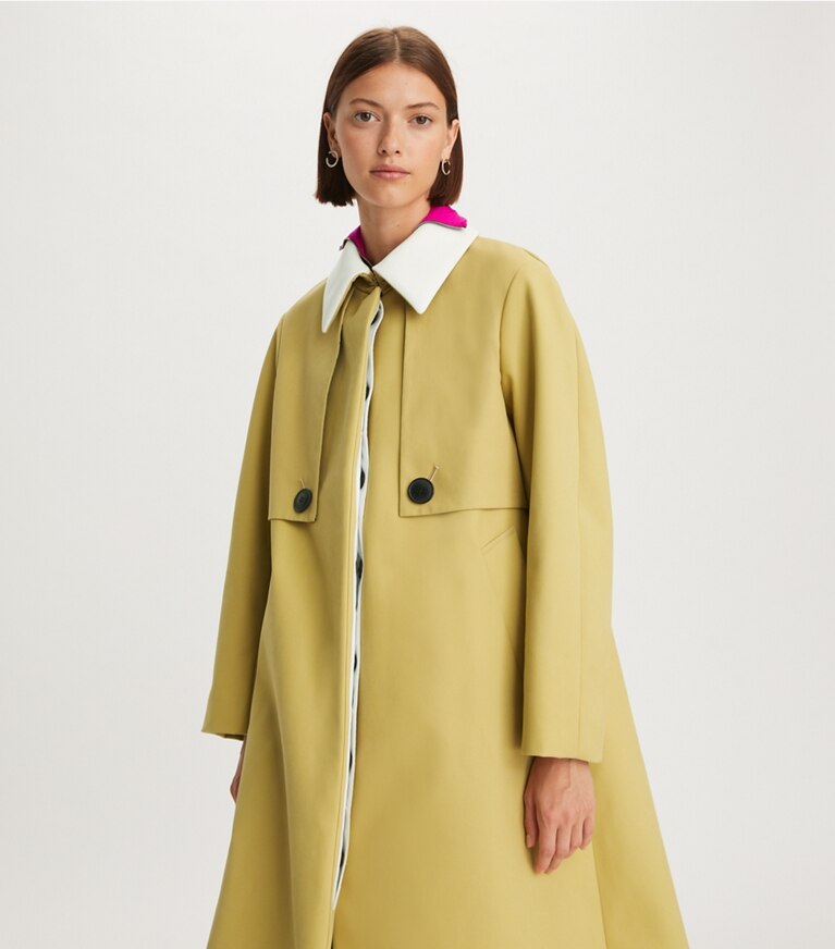 Tory Burch diseñador abrigos Trench de sarga de algodón en Washed Moss en el modelo (detalle)