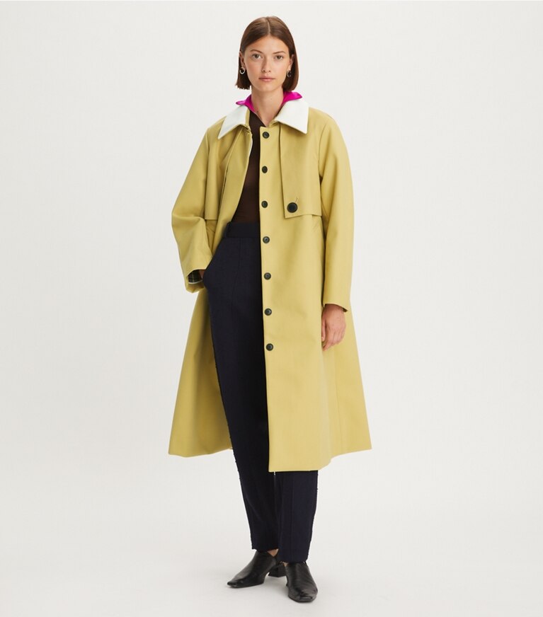 Tory Burch diseñador abrigos Trench de sarga de algodón en Washed Moss en el modelo (frente)