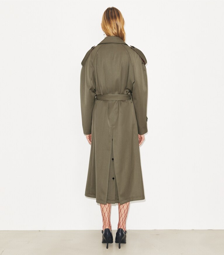Tory Burch designer manteaux Trench en laine dans Olive Khaki sur modèle, de dos