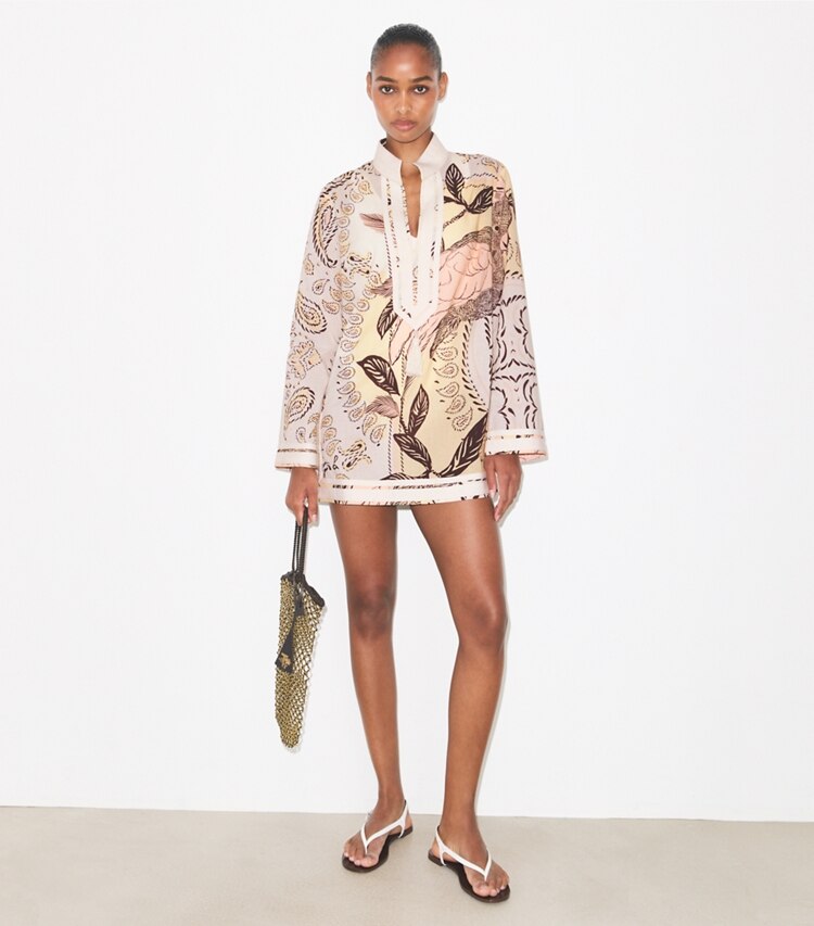 Tory Burch designer copricostume Tunica Tory in cotone stampato in Pink Cockatoo parte anteriore su modella