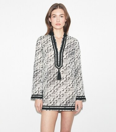 Tory Burch designer copricostume Tunica Tory in Seta in New Ivory Distressed Pixelated Logo on model detail