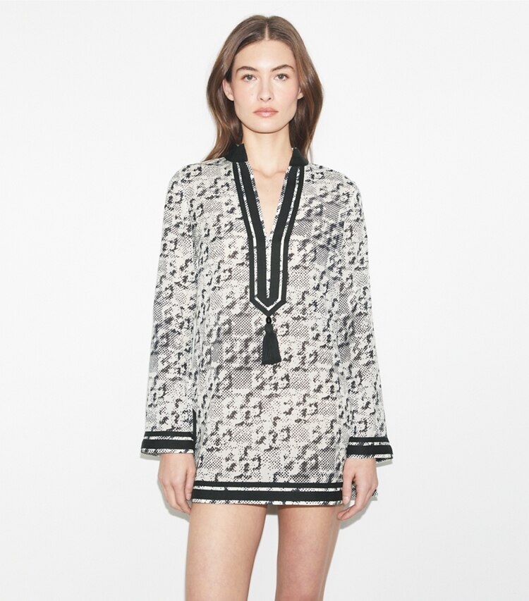 Tory Burch designer copricostume Tunica Tory in Seta in New Ivory Distressed Pixelated Logo on model detail