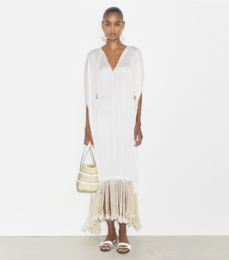 Tory Burch designer robes Tunique à franges in Vintage Champagne sur mannequin, devant