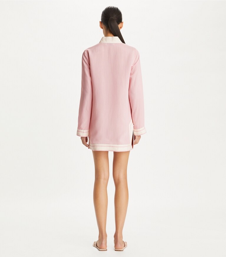 Tory Burch designer robes Tunique Tory en soie et viscose dans Stone Pink Stripe sur modèle, de dos
