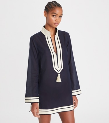 Tory Burch designer paréos Tunique unie à pompons in TORY NAVY on model detail