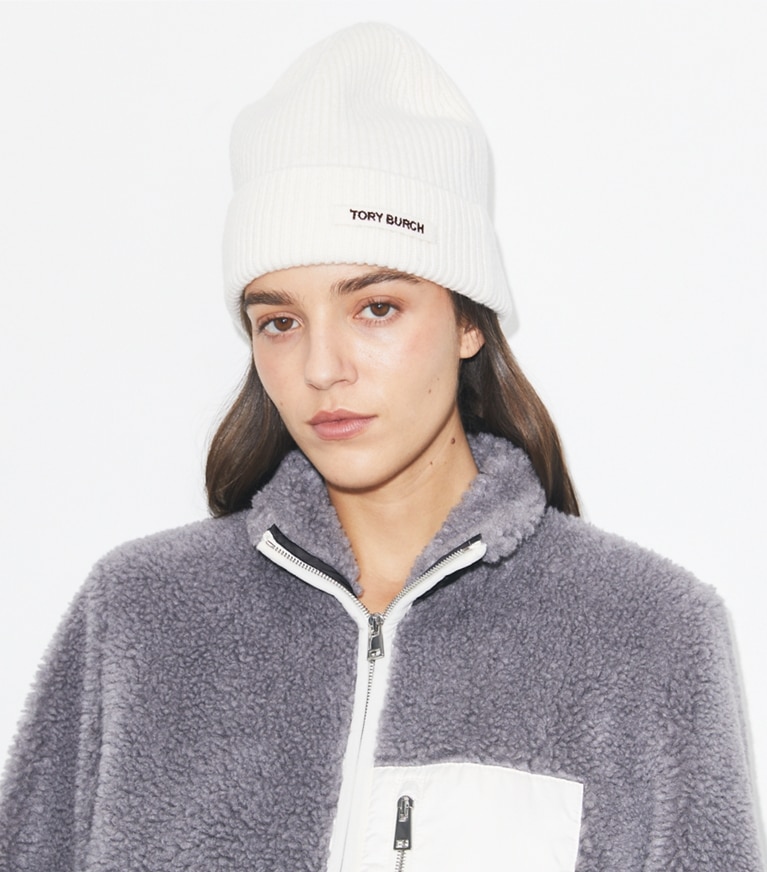 Tory Burch designer chapeaux Tuque en maille côtelée dans Light Brown accessoire sur le modèle