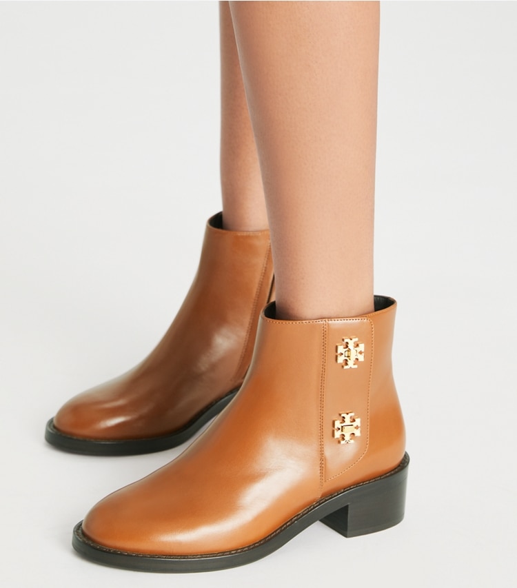 Tory Burch designer ブーティ Tロック アンクルブーツ in SIERRA COGNAC accessory on model