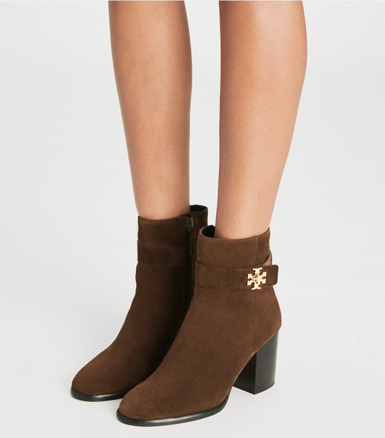 Tory Burch designer stiefeletten Turnlock Heeled Ankle Boot in MUSTANG accessory on model