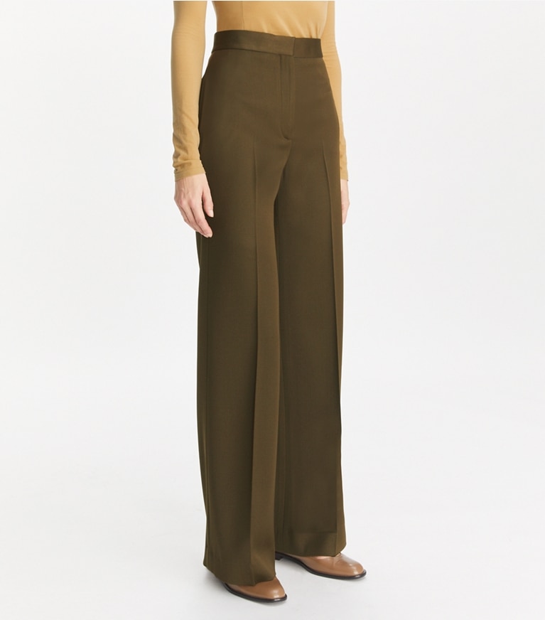 Tory Burch designer unterteile Twillhose mit weitem Beinschnitt in Olive Green on model detail