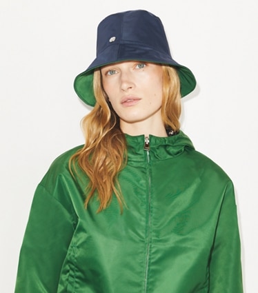 Tory Burch designer ハット ツイスト バケットハット in Basil accessory on model