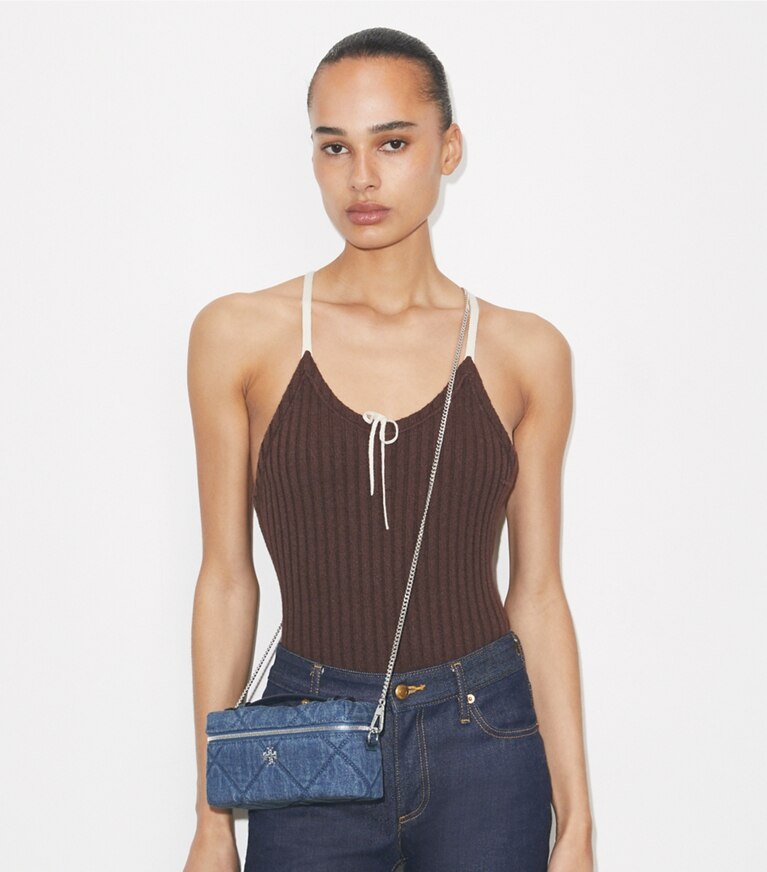 Tory Burch designer mini sacs Vanity Kira en denim à matelassage losange in Blue accessory on model