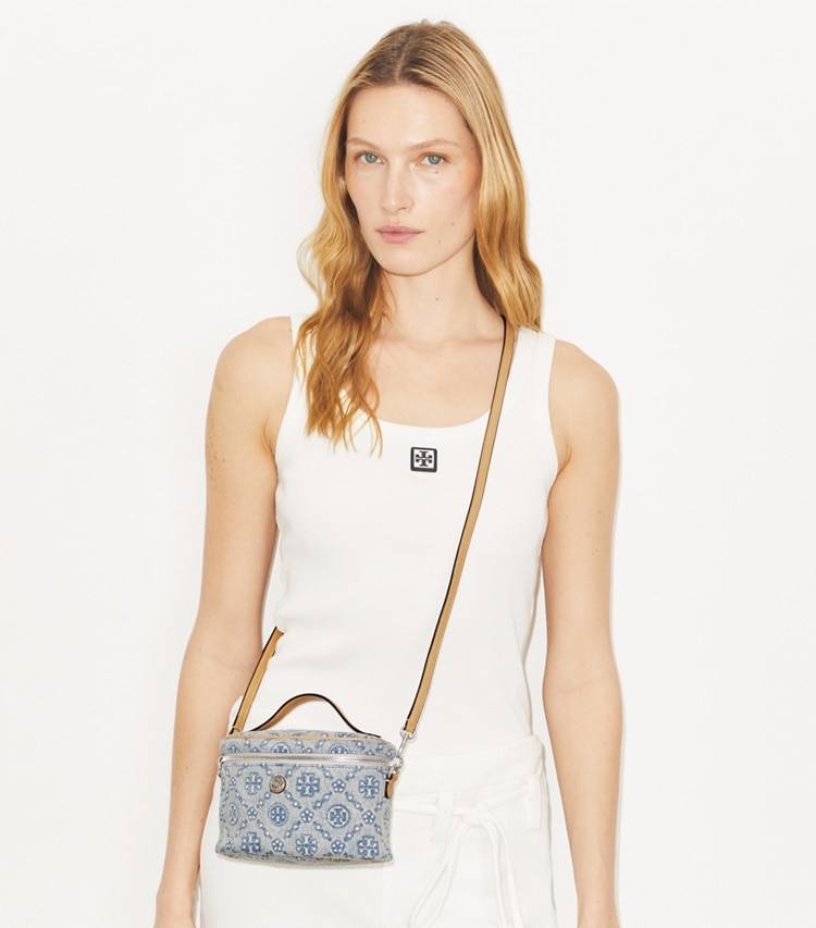 Tory Burch designer mini sacs Vanity souple T Monogram en denim in Powder Blue accessory on model